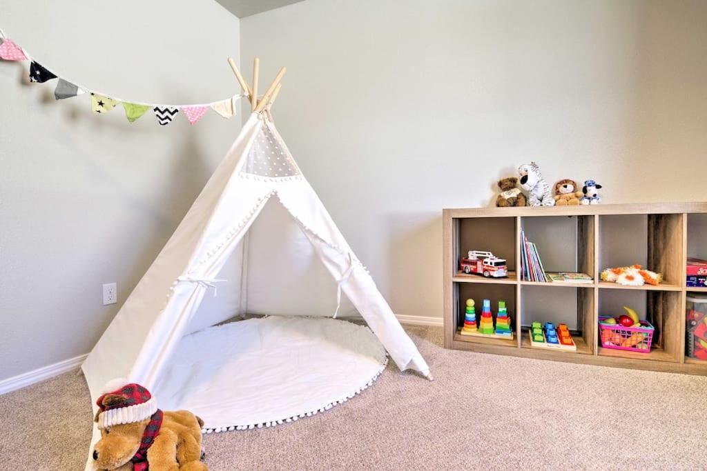 Family Friendly Playroom Garage Caldwell Exteriör bild